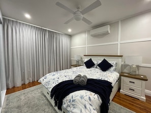 3 habitaciones, caja de seguridad en la habitación y escritorio