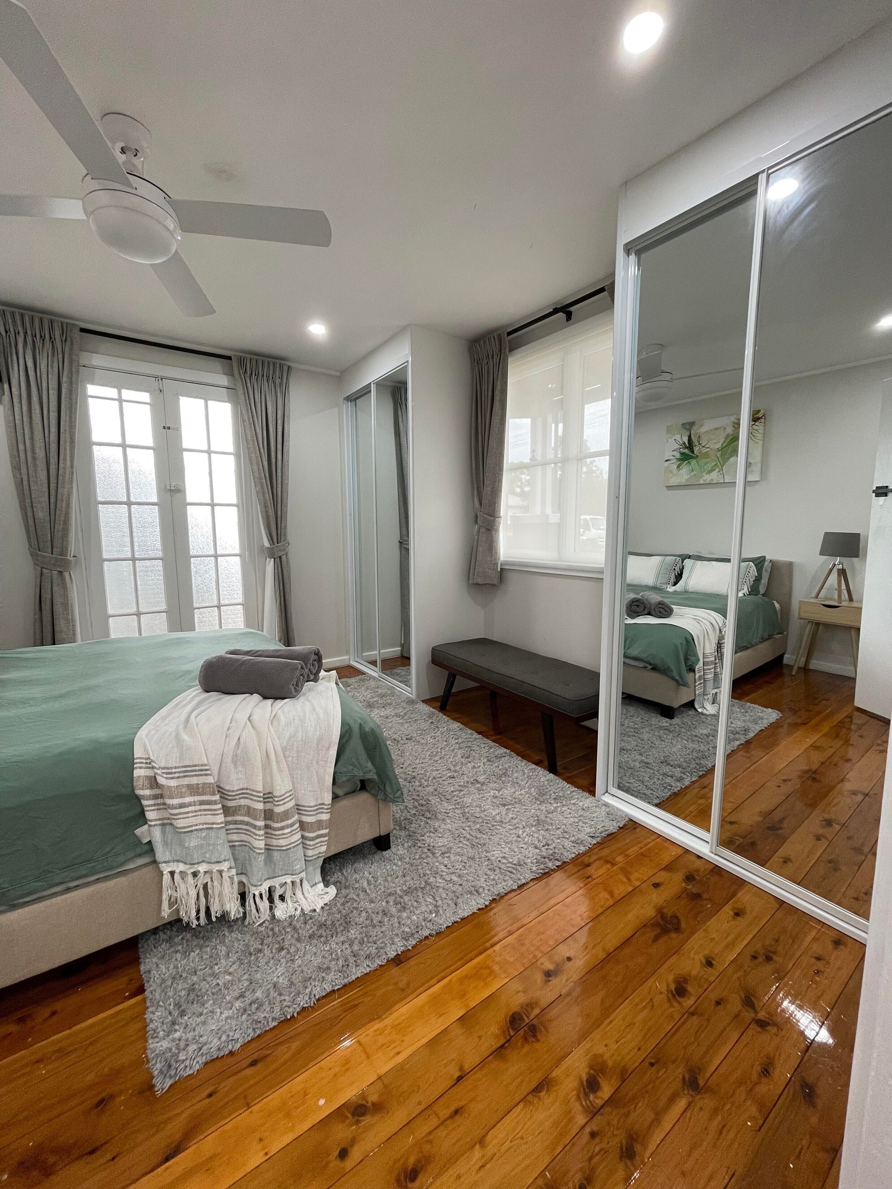 3 chambres, coffres-forts dans les chambres, bureau