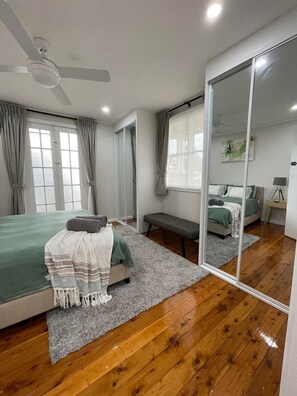 3 chambres, coffres-forts dans les chambres, bureau