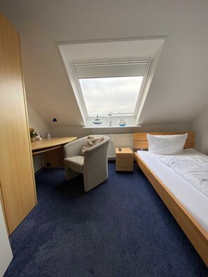 2 bedrooms, desk, WiFi