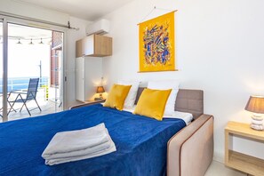 Tabla de planchar con plancha, wifi gratis y ropa de cama