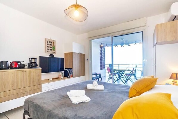 Iron/ironing board, free WiFi, bed sheets