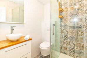 Douche, séchoir à cheveux, serviettes fournies