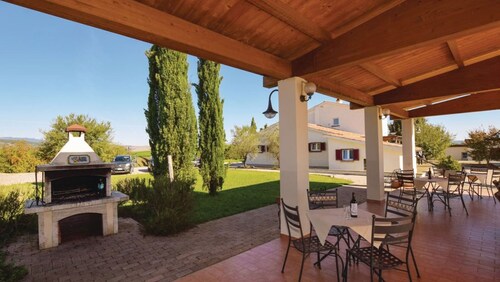 Independent farmhouse with pool ideal for groups