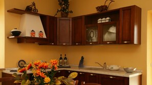 Frigorífic, forn, rentaplats i cafetera i tetera 