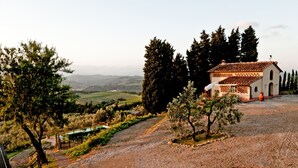A rural house with a tiled roof, surrounded by trees and a gravel path. - SOTTO COLLE - COTTAGE (Montelupo Fiorentino)
