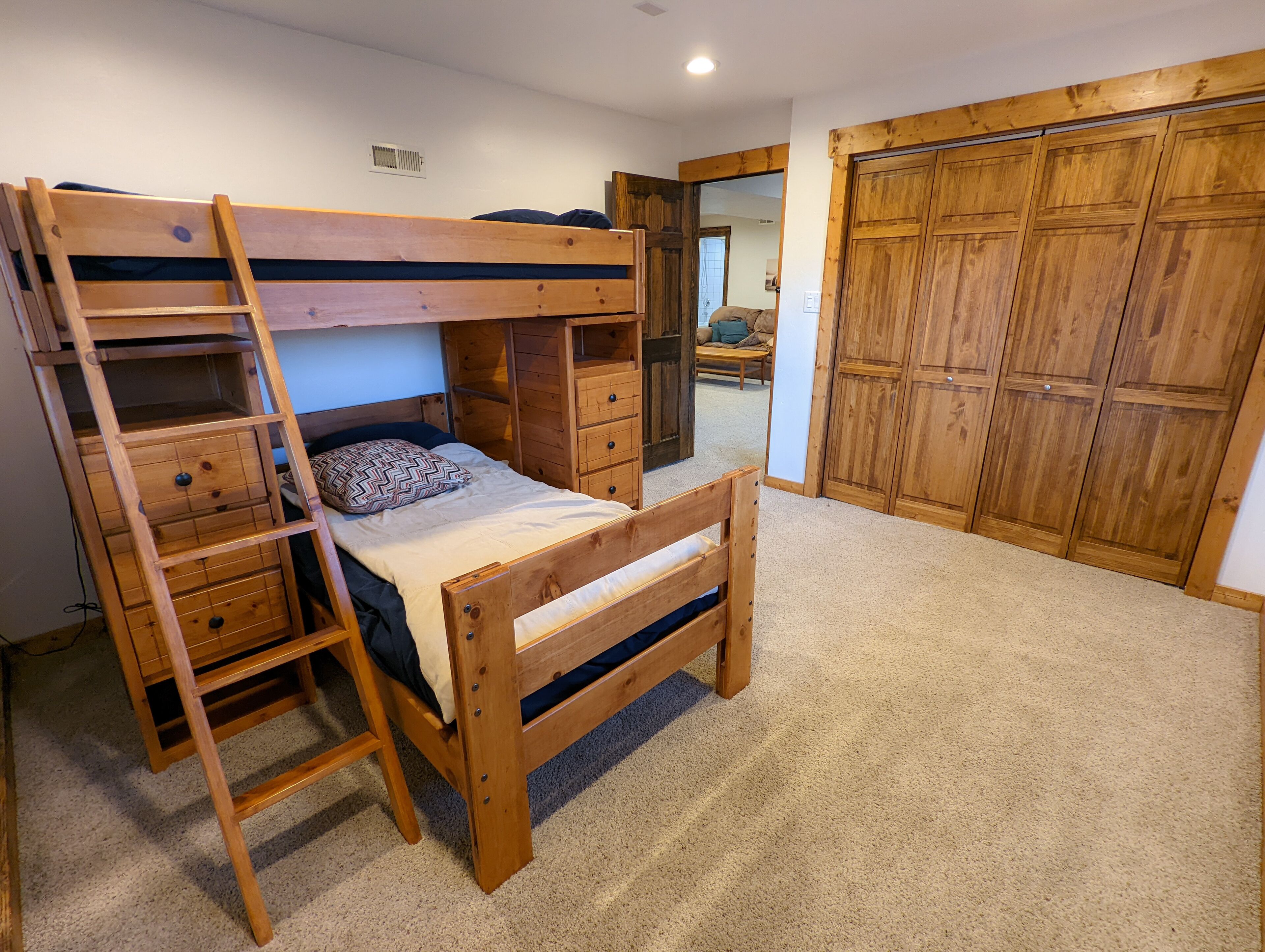 Magnificent Hilltop Views - 4br, garage, patio