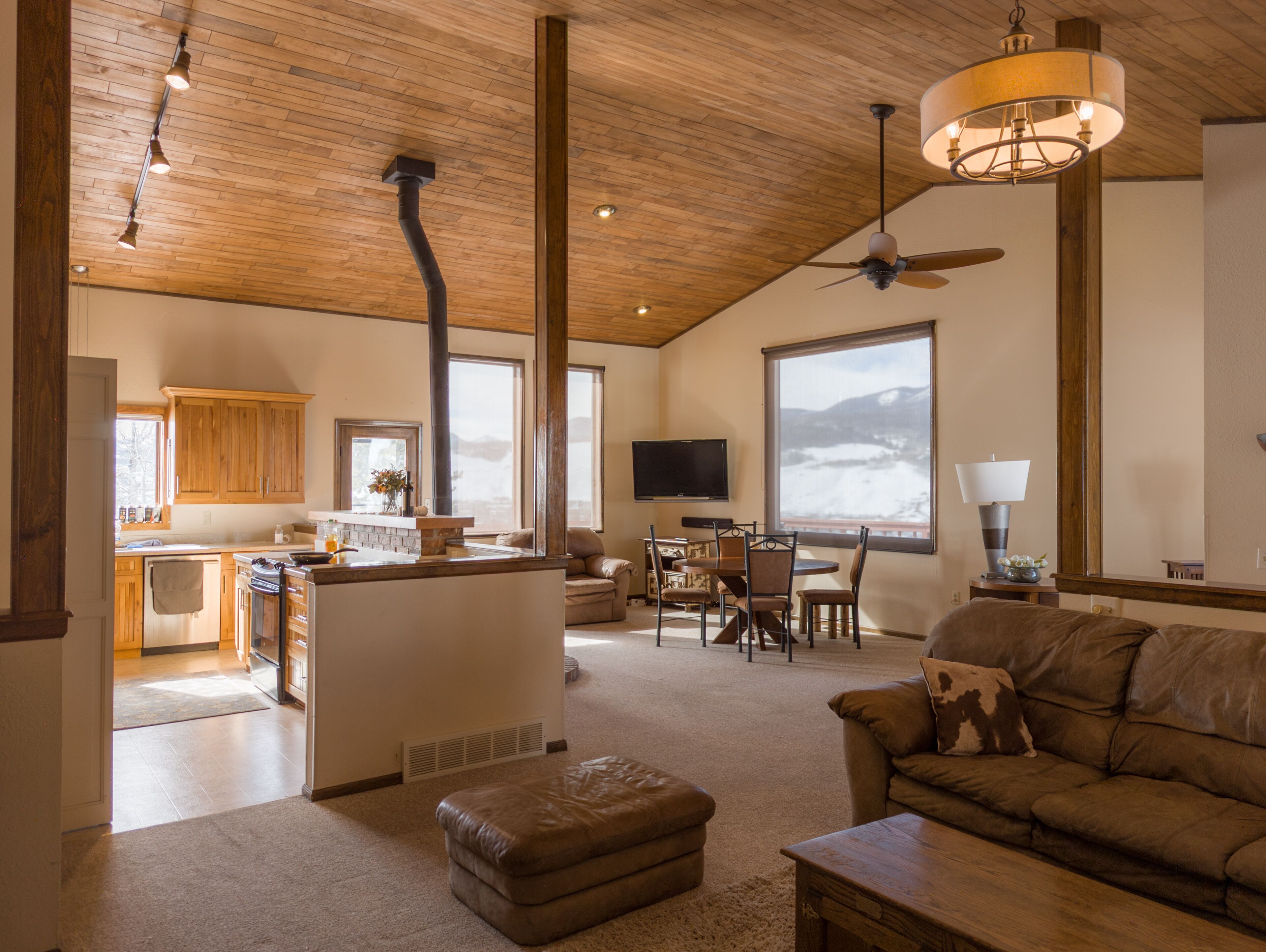 Magnificent Hilltop Views - 4br, garage, patio