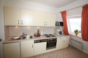 Kühlschrank, Mikrowelle, Ofen, Geschirrspüler