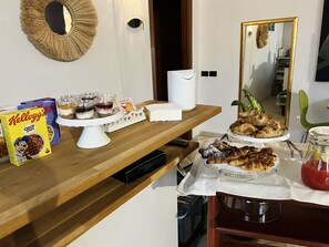 A breakfast buffet with various food items and a Kellogg's Coco Pops cereal box. - Hotel Le Corti (Ferrara)