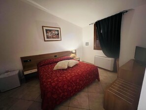 Comfort Double or Twin Room, Non Smoking, Ensuite | In-room safe, blackout drapes, iron/ironing board, free WiFi - Hotel Le Corti (Ferrara)