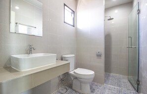 A bathroom with a large sink, toilet, and shower. - Is Am Are Stay Boutique (Ratchaburi)