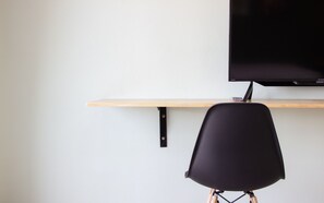 Een bureau, gratis wifi, beddengoed