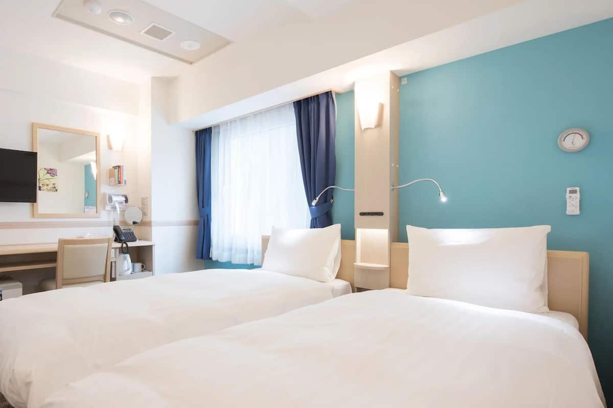 Decoración individual, escritorio, wifi gratis y ropa de cama