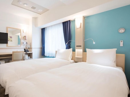 Individually decorated, desk, free WiFi, bed sheets. Toyoko Inn Fujisan Otsuki-eki