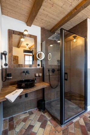 Shower, rainfall showerhead, hair dryer, towels - Bauern-Haus (Bad Segeberg)