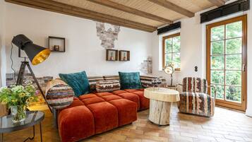 Deluxe-Apartment | Wohnbereich | LED-Fernseher