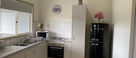 Réfrigérateur, four à micro-ondes, un four, surface de cuisson