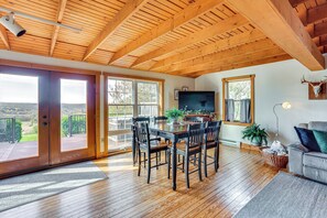 TV, fireplace, DVD player, books - Rural Dutch Country Retreat - Private Hot Tub (Mount Pleasant Mills)