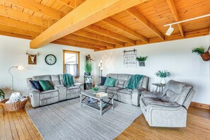 TV, fireplace, DVD player, books - Rural Dutch Country Retreat - Private Hot Tub (Mount Pleasant Mills)