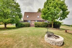 Terrace/patio - Rural Dutch Country Retreat - Private Hot Tub (Mount Pleasant Mills)