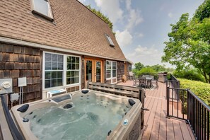Terrace/patio - Rural Dutch Country Retreat - Private Hot Tub (Mount Pleasant Mills)