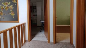 A hallway with wooden doors and a staircase. - House of 170 sq. m., 700 m. from the center of Rosolini (Rosolini)