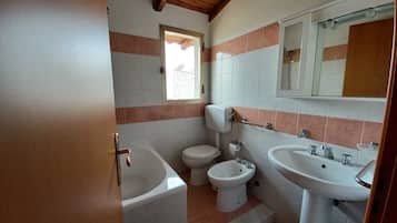 Badewanne, Haartrockner, HandtĂŒcher, Seife