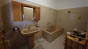 A bathroom with a sink, a bathtub, and a toilet. - House of 170 sq. m., 700 m. from the center of Rosolini (Rosolini)
