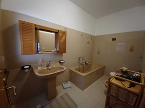 Badewanne, Haartrockner, Handtücher, Seife