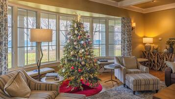 TV, lareira, mesa de pingue-pongue, livros