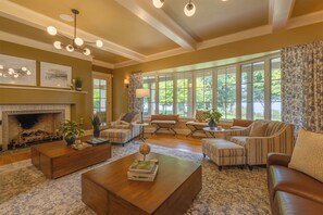 TV, fireplace, table tennis, books - Paradise Found - Luxury Vacation - pool, lake access, putting green, basketball court, game room (Fennville)