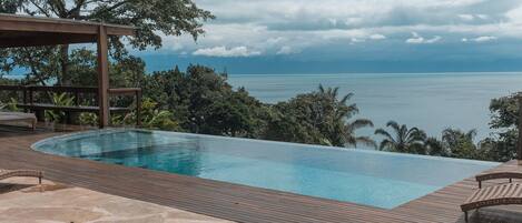 حمّام سباحة خارجي، حمّام سباحة مُدفَّأ