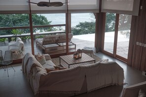 Smart-TV, Kamin, Bücher, Videothek