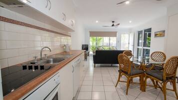 Een koelkast, een magnetron, een oven, een kookplaat