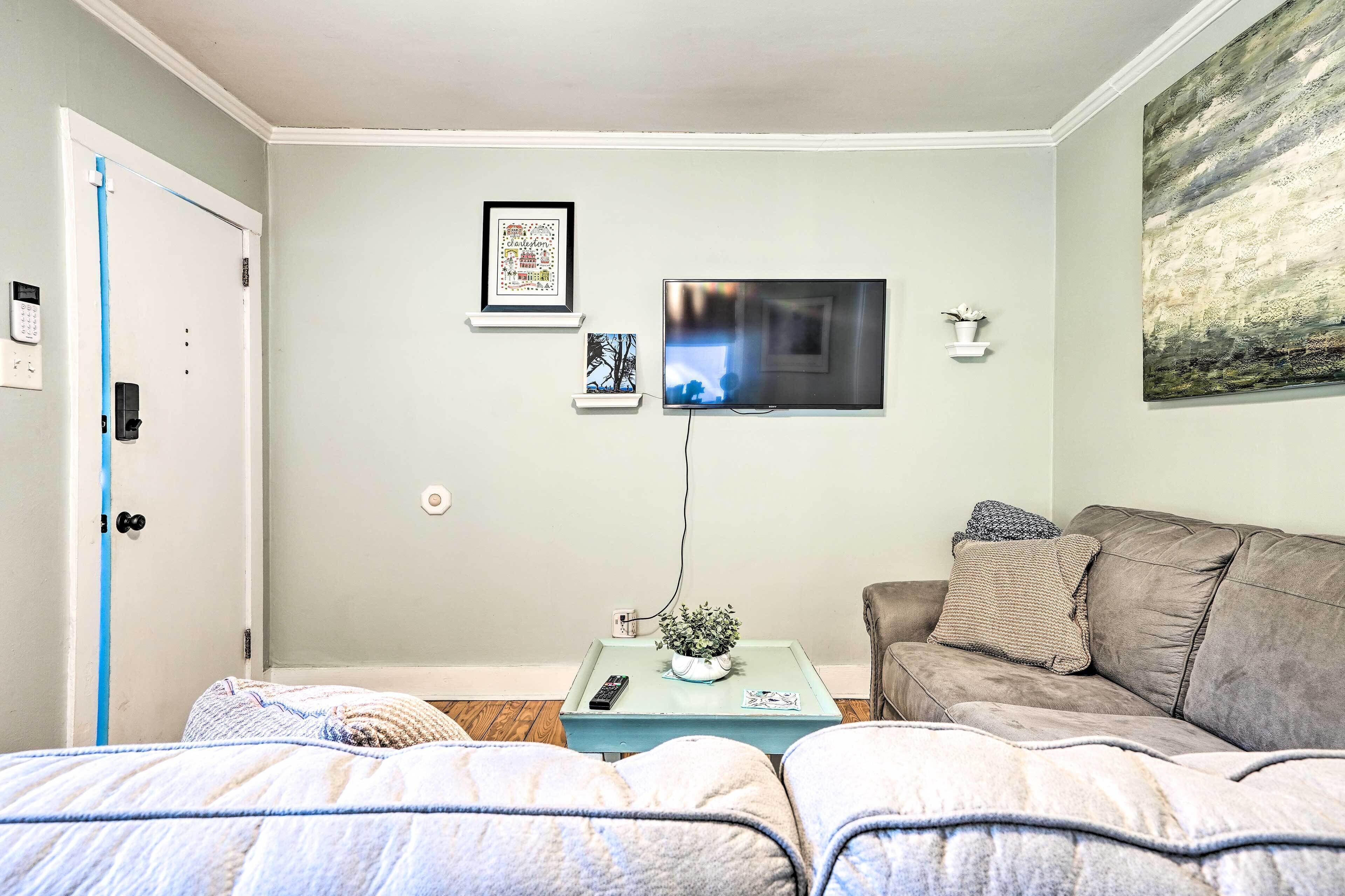 Cozy North Charleston Getaway w/ Fire Pit!