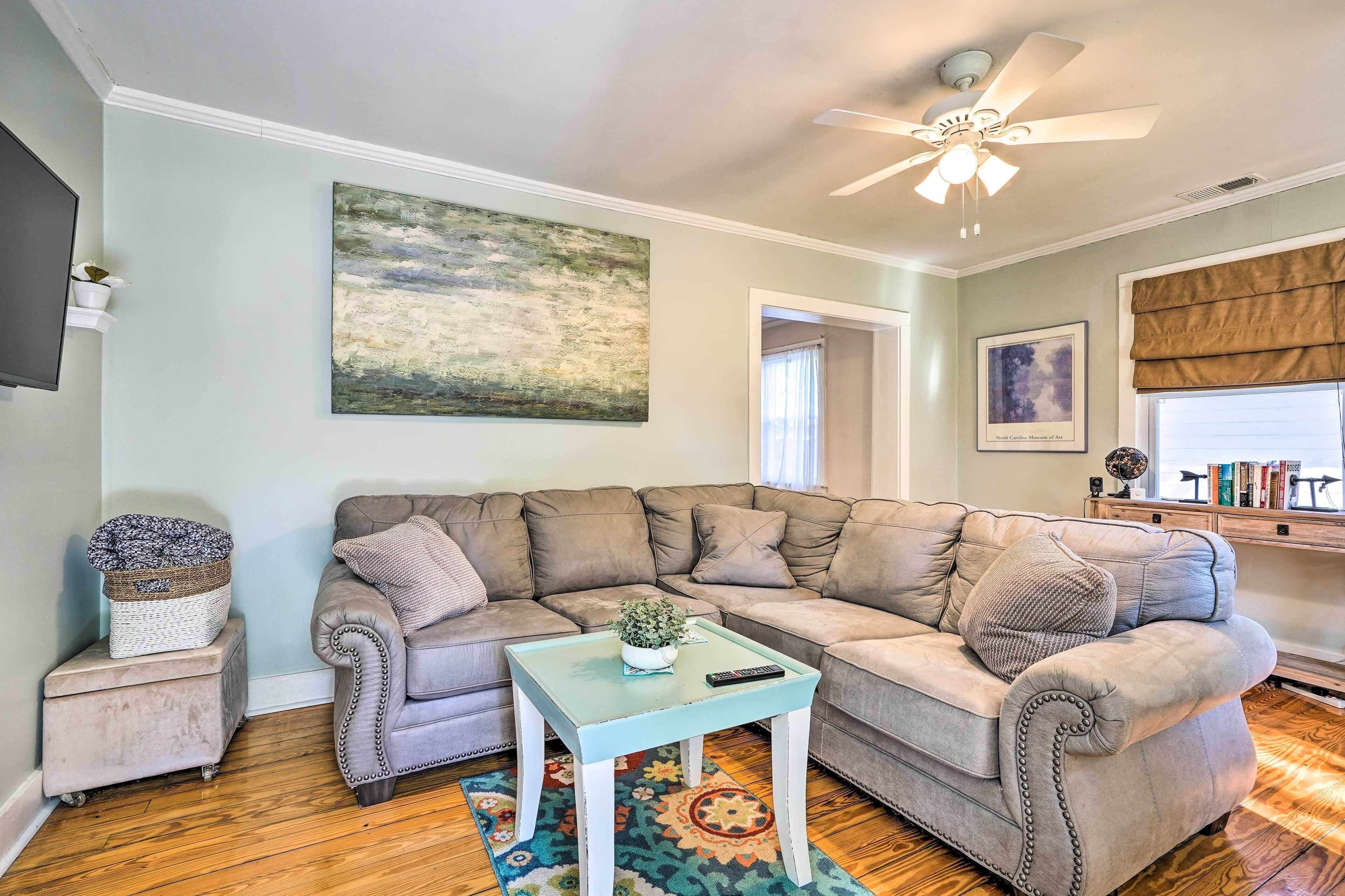 Cozy North Charleston Getaway w/ Fire Pit!