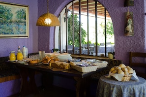 Se ofrece un desayuno bufé (15 EUR por persona)