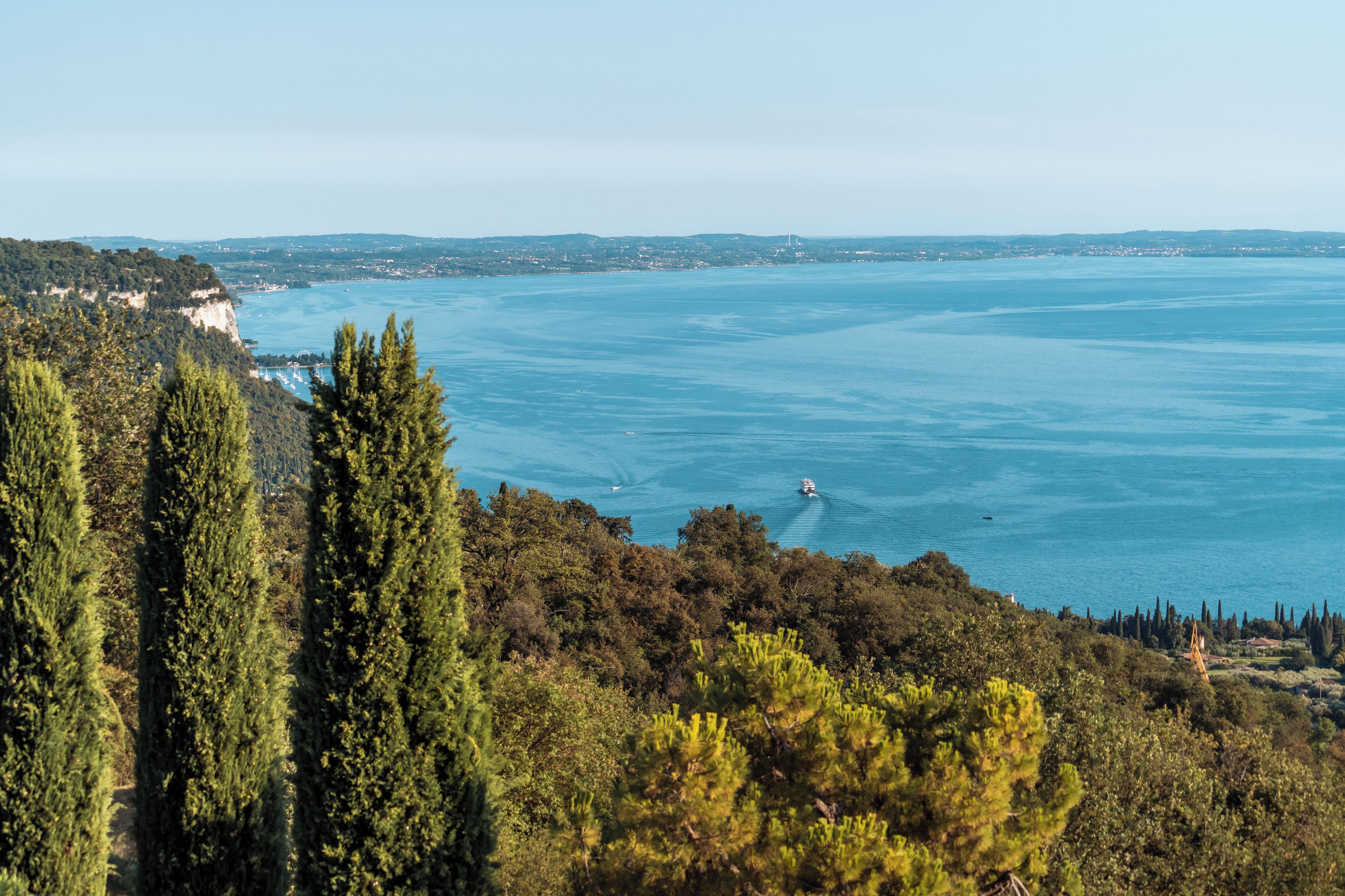 Eine Küstenlandschaft mit üppiger Vegetation und freiem Blick auf das Meer.