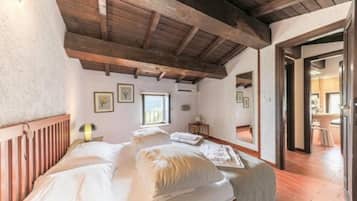 Family Cottage | 2 bedrooms, free cots/infant beds, WiFi, bed sheets