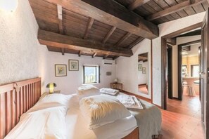 Family Cottage | 1 bedroom, free cribs/infant beds, WiFi, bed sheets