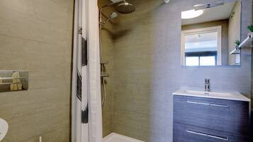 Dusche, Haartrockner, Handtücher