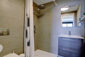 Dusche, Haartrockner, Handtücher