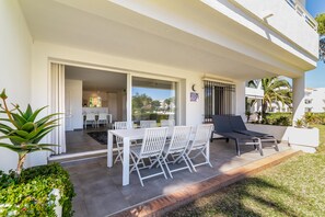 Outdoor dining - 2-Bed Apartment in Miraflores with Pool, Terrace, Garden & Wi-Fi (Mijas)