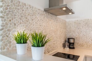 Fridge, microwave, oven, stovetop - 2-Bed Apartment in Miraflores with Pool, Terrace, Garden & Wi-Fi (Mijas)