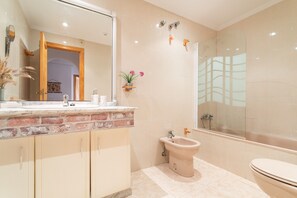Bathtub, hair dryer, towels - Apartment "El Albero" with Pool, Terrace & Wi-Fi (La Mata Torrevieja Alicante)