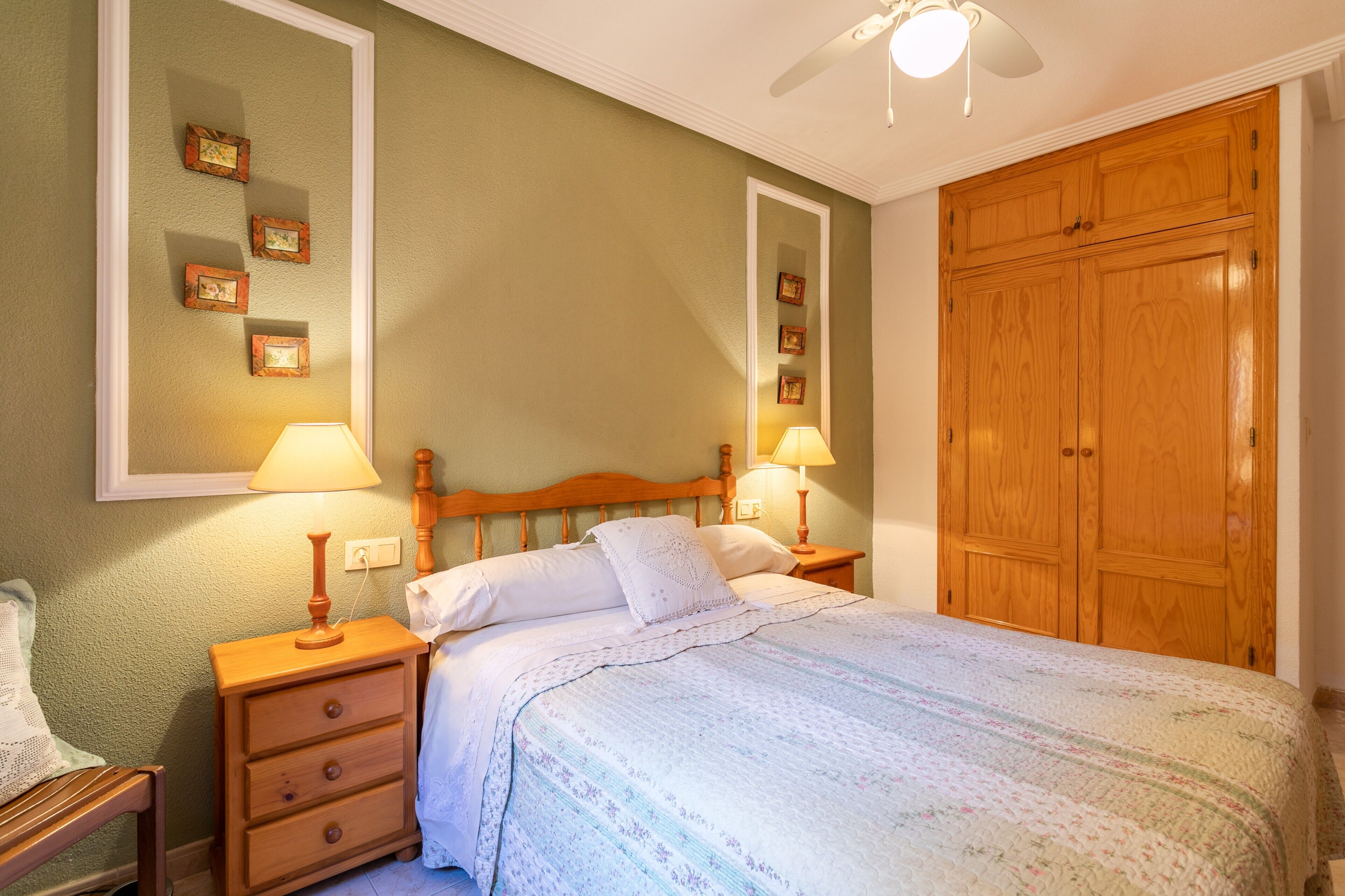 2 slaapkamers, een strijkplank/strijkijzer, gratis wifi, beddengoed