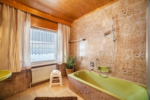 Baignoire, sèche-cheveux, serviettes fournies