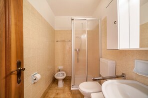 Shower, hair dryer, towels - Apartment 'Residence Pichler 2' with Mountain View, Balcony & Wi-Fi (San Leonardo In Passiria)