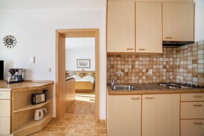 Kühlschrank, Herdplatte, Wasserkocher mit Kaffee-/Teezubehör